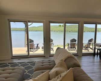 Little Glen House with 100 feet of frontage, huge deck, dock, and boat mooring - Empire - Sala de estar
