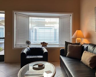 Carpinteria Beach Townhouse - Last minute summer discount! - Carpinteria - Wohnzimmer