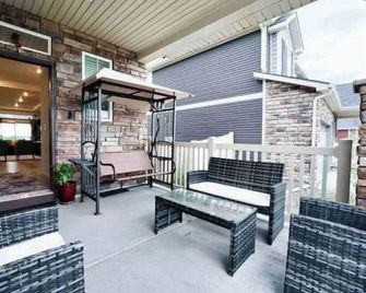 Mountain View house with, Jacuzzi, 5 beds 3.5 bath near Airport - Aurora - Patio