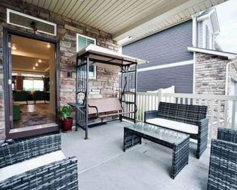 Mountain View house with, Jacuzzi, 5 beds 3.5 bath near Airport - أورورا (كولورادو) - شرفة مرصوفة