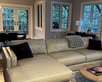 Experience the best of Northern Michigan lake living! - Boyne City - Living room