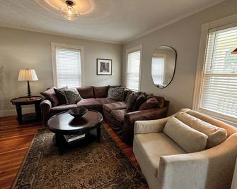 5-bedroom house. Close to airport, bus & train. 10 min from Boston. Sleeps 10. - Melrose - Living room