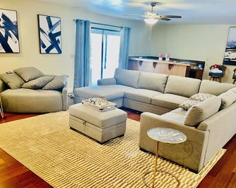 Indoor Swimming Pool And Very Spacious And Luxury - Apple Valley - Living room