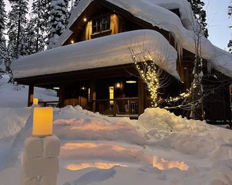 Stunning Private Compound with Hot Tub, Nearby Beach, Flat Lawn, at ski resort - Homewood - Building