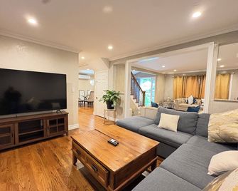 Peaceful Affordable Huge House Near Paintball + Beaches + Parks - Dix Hills - Sala de estar