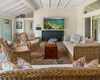 Gigi's Retreat-Kailua Beach Front + Pool - Lic.1990/Nuc-1783 - Kailua - Living room