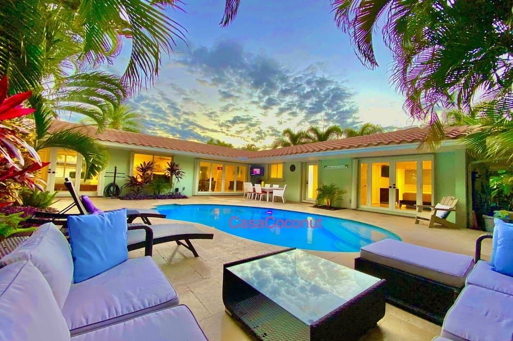 Casa Coconut! Walk To The Beach & Lauderdale-By-The-Sea! Resort Style Home! - فورت لاودردال - حوض السباحة