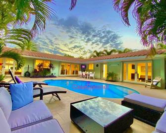 Casa Coconut! Walk To The Beach & Lauderdale-By-The-Sea! Resort Style Home! - 勞德代爾堡 - 游泳池