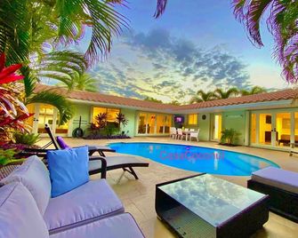 Casa Coconut! Walk To The Beach & Lauderdale-By-The-Sea! Resort Style Home! - Fort Lauderdale - Piscina