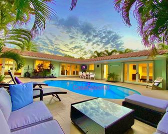 Casa Coconut! Walk To The Beach & Lauderdale-By-The-Sea! Resort Style Home! - فورت لاودردال - حوض السباحة