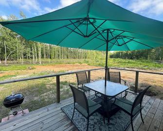 Mid Century Modern Gem Lustron house with, AC, on a working farm in Clayton NC - Clayton - Patio