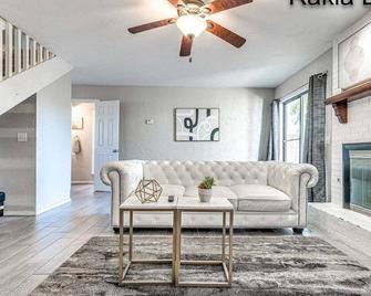 This townhouse is a 2 bedroom(s), 1.5 bathrooms, located in Edmond, OK. - Edmond - Living room
