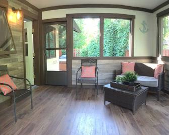Fully Furnished, 2000 Square Foot Rancher Style Home, With Air Conditioning - Sicamous