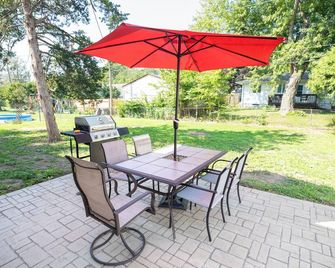 Walk to Sycamore Mall, 5 Min Drive To City Center, 8 Beds Home, Fenced Yard - Iowa City - Patio