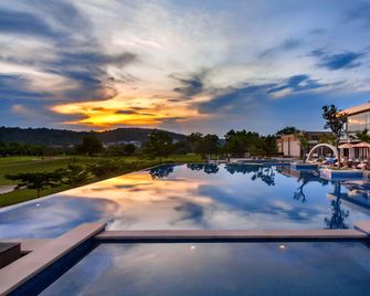 Radisson Golf & Convention Center Batam - Batam - Pool