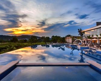 مركز راديسون للجولف والمؤتمرات في باتام - باتام كوتا - حوض السباحة