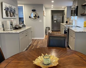 Modern 2 Bedroom Rental House, Close to Lake Michigan - Manitowoc - Küche