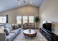 Gorgeous Star home ~ King Bed ~ 5 TVs ~ Walkable to Downtown Star and Albertsons - Star - Sala