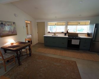 Cozy and private one-bedroom studio in Bishop - Bishop - Living room