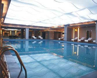 Ramada Plaza by Wyndham Yangzhou Casa - Yangzhou - Zwembad