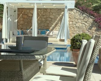 A short walk to village - Own Pool, Large Patio, Garden, and Lovely Views. - Kalkan - Pool