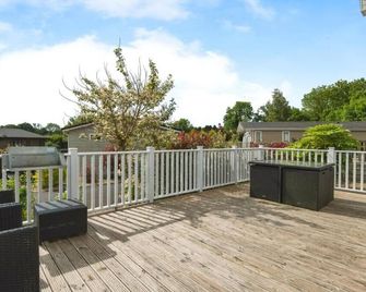 Lodge Sleeps 6 With Private Hot Tub - Honiton - Balcón