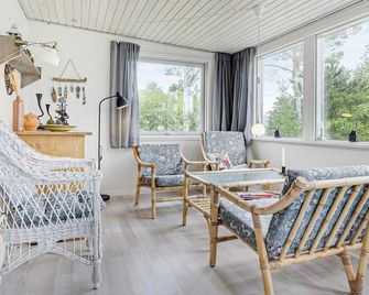 6 Person Holiday Home in Saeby - Sæby - Wohnzimmer