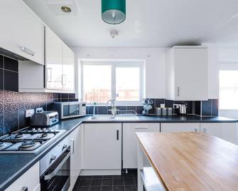 Spacious 5 Bedroom Home Hosted By Mcr Dens - Manchester - Küche
