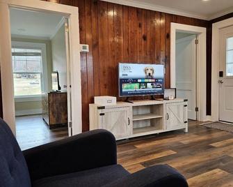 Charming farmhouse in tranquil Candler - Candler - Olohuone