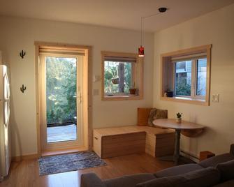 Le Chalet Waterfront Studio Suite, View, Patio, Kitchen - Ucluelet - Wohnzimmer
