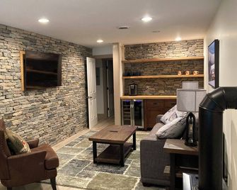 Sugarhouse Lodge—A Secluded Hilltop Retreat - Waitsfield - Obývací pokoj