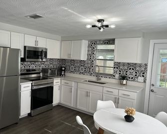Cozy Retreat Near Downtown Zephyrhills - Zephyrhills - Keuken
