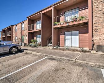 Game Day Retreat Pool Access, 2 Mi to Texas A and M - College Station - Building