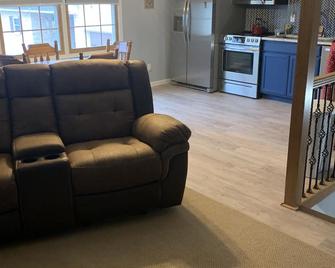 Peaceful Country Home w/Covered Bridge - Athens - Living room