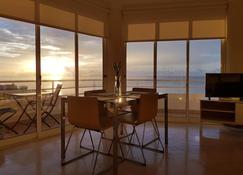 The Sunrise of your Dreams with Total Ocean View - Funchal - Comedor