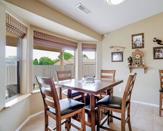Tranquil - 3br Desert Escape - Starlink + Office - Near Sedona - Prescott Valley - Comedor