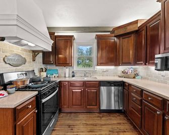 Over the Lake and Through the Woods. Fall Fun. Secluded Ranch Stay! - Paola - Kitchen