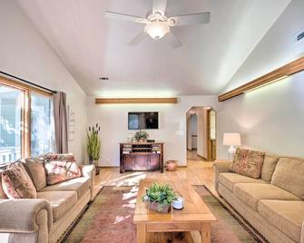 Beautiful Ozark Oasis W/ Deck: Walk To Beaver Lake - Rogers - Living room