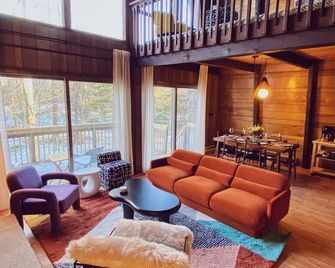 Designer Poconos Chalet I Ski, Skate, Lakes, Family-Friendly - Hamlin - Salon