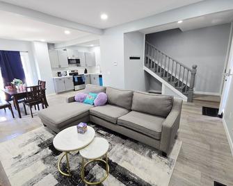 3-Bedroom House Close to Pacific University - Forest Grove - Вітальня