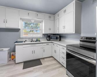 Charming apartment with WiFi, and Free Laundry in brilliant Sioux Falls - Sioux Falls - Kitchen