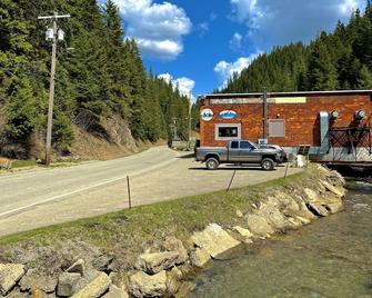 Cozy retreat with canyon views, sound of the river, and the smell of the pines. - Wallace - Building