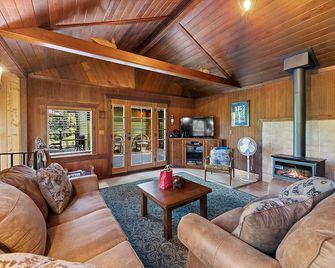 Unwind on the River, Views, Beaches, Dog Friendly - Forestville - Living room