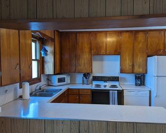 Updated Cuba Lake Retreat. Pontoon Available - Cuba - Cocina