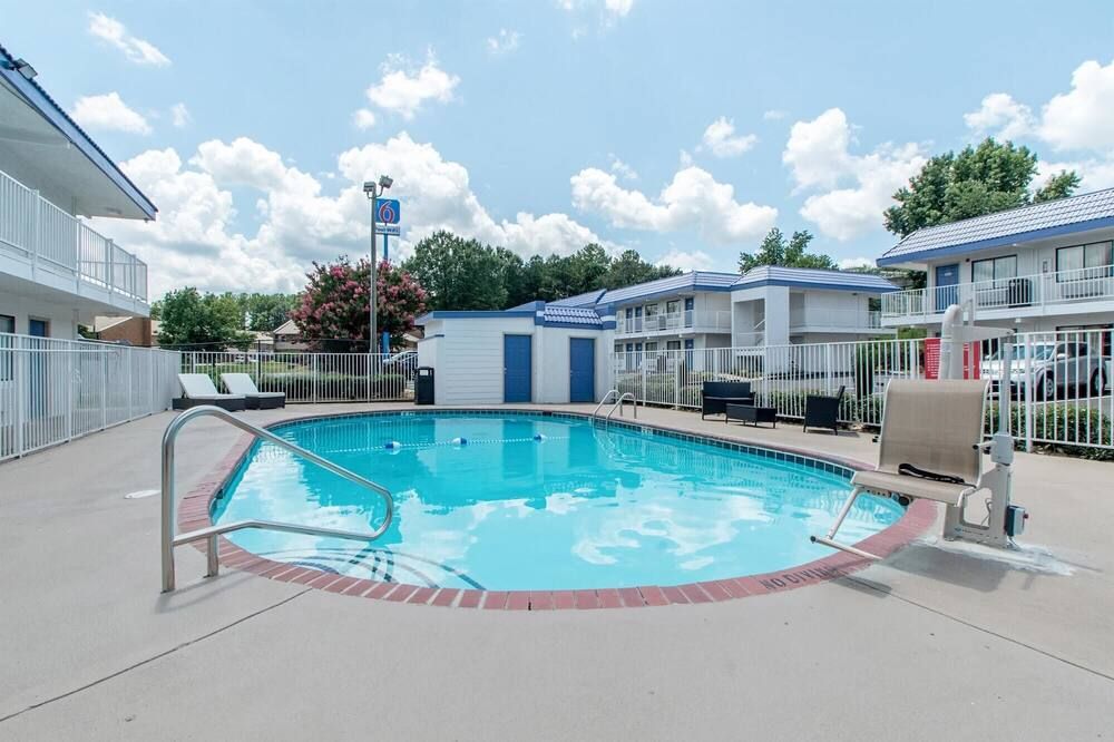 Motel 6 Atlanta Northeast-Norcross - נורקרוס - בריכה