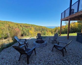 Hôtel à la maison - Le Refuge Nordique, vue et spa - Saint-Joseph-de-la-Rive - Balcony
