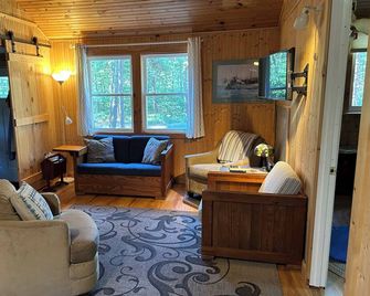 Cozy cottage 3/4 mile from Oak Bluffs harbor - Oak Bluffs - Pokój dzienny