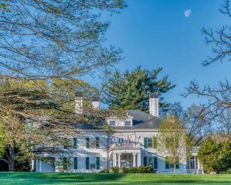 Best Place to Unwind! Pet-friendly 2BR Suites with Full Kitchen, Free Breakfast! - Parsippany - Gebouw