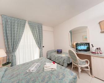 Hotel Ambasciatori - Pineto - Camera da letto