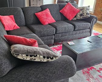 Beautiful Riverview Apt Located in Downtown Fort Madison - Fort Madison - Wohnzimmer